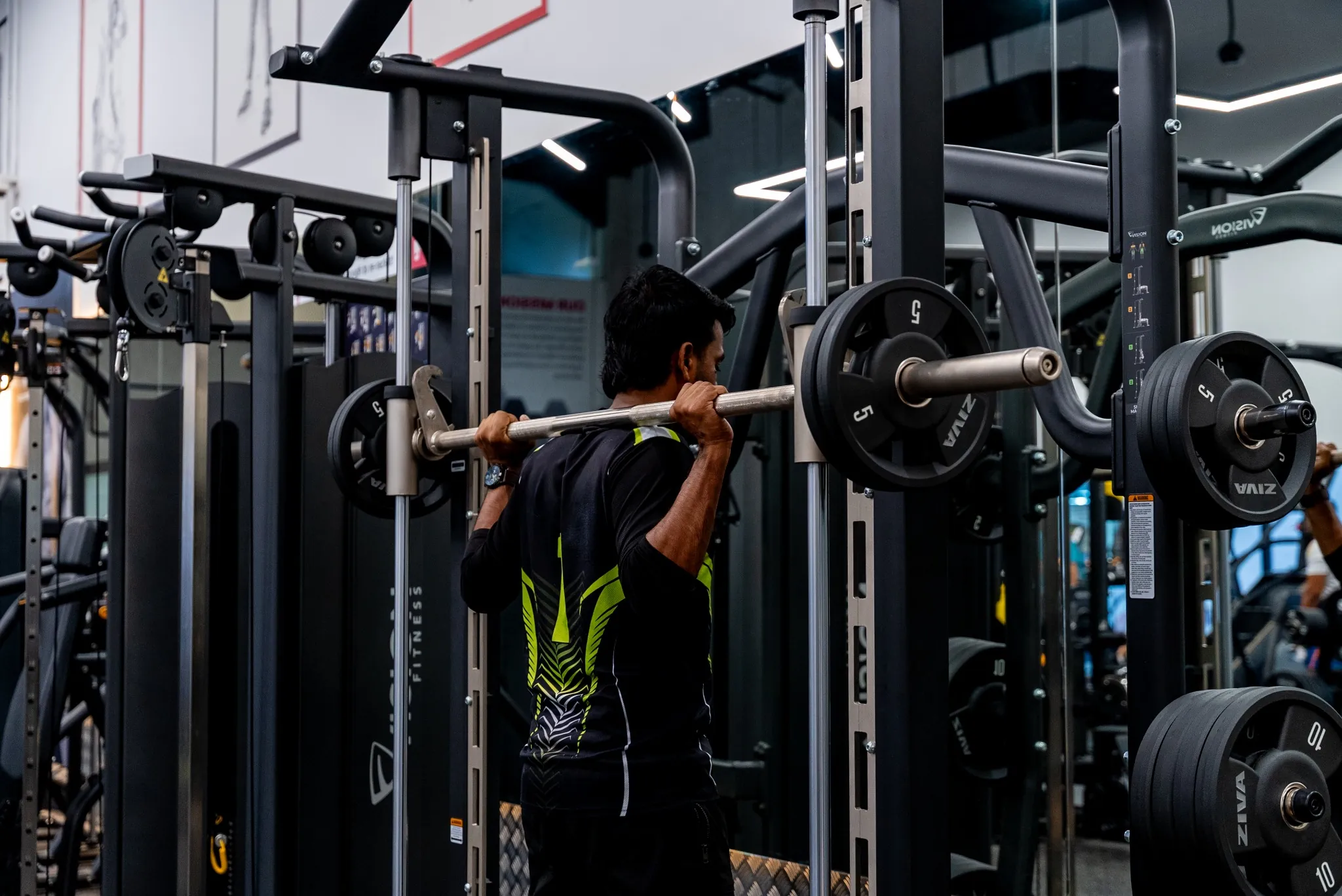 Personal trainer coaching at Fitness District